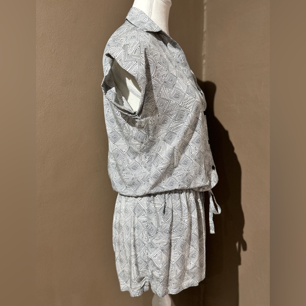 Geometric Patterned Button-Up Romper With Elastic… - image 4